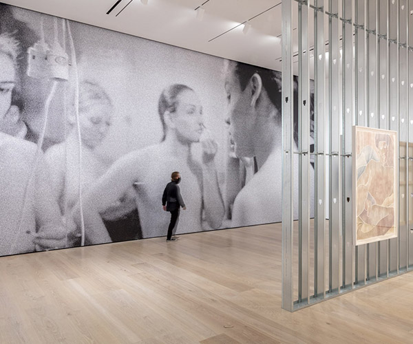 Performer Le Bar by Reynaldo Rivera